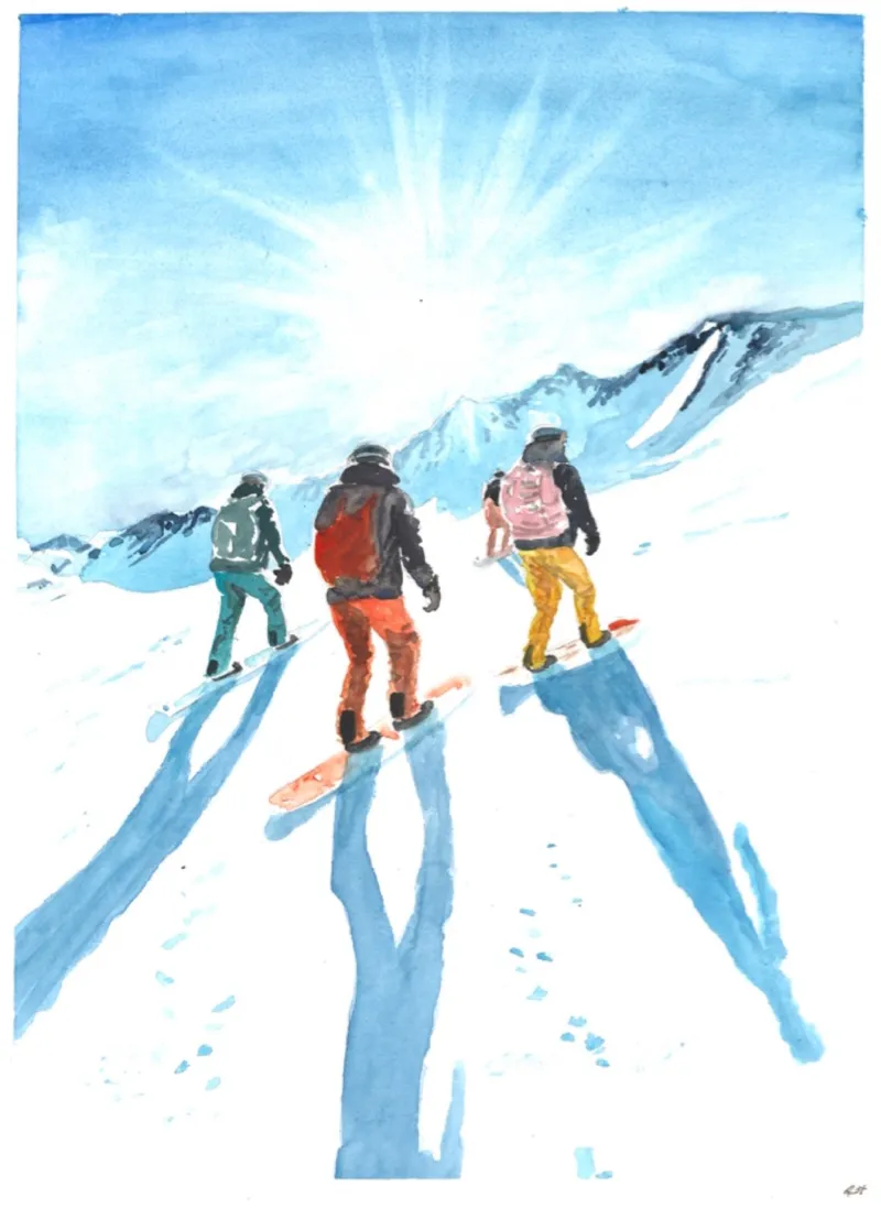 Trois snowboardeurs de dos descendent une pente enneigée vers un soleil éclatant, leurs longues ombres bleues sur la neige.