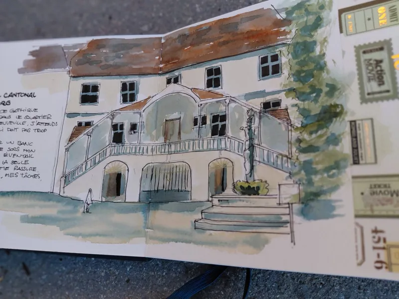 Façade d'un bâtiment ancien de Fribourg avec son escalier à balustres, à l'encre et à l'aquarelle dans un carnet.