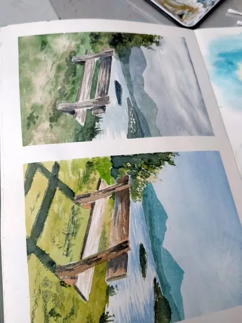 Deux versions d'un banc au bord du lac, l'une ensoleillée, l'autre sous un ciel couvert, dans un carnet d'aquarelle.