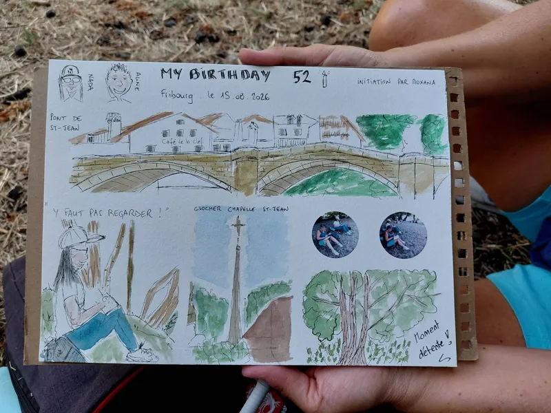 Page de carnet d'une participante : le pont de Saint-Jean, le clocher de la chapelle Saint-Jean et un arbre, à l'encre et à l'aquarelle.