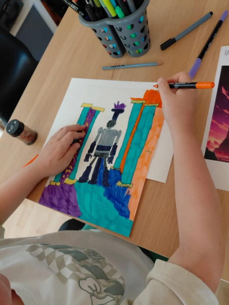 Atelier manga : des enfants dessinent et colorient leurs personnages aux feutres.