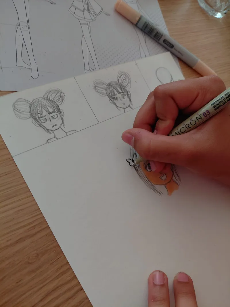 Atelier manga : des enfants dessinent et colorient leurs personnages aux feutres.