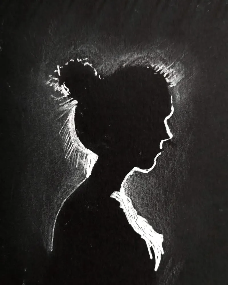 Silhouette d'une jeune femme au chignon, de profil, dessinée au crayon blanc sur papier noir : seul le contour est éclairé.